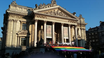 LGBT-demonstratie op de trappen van de Beurs van Brussel.