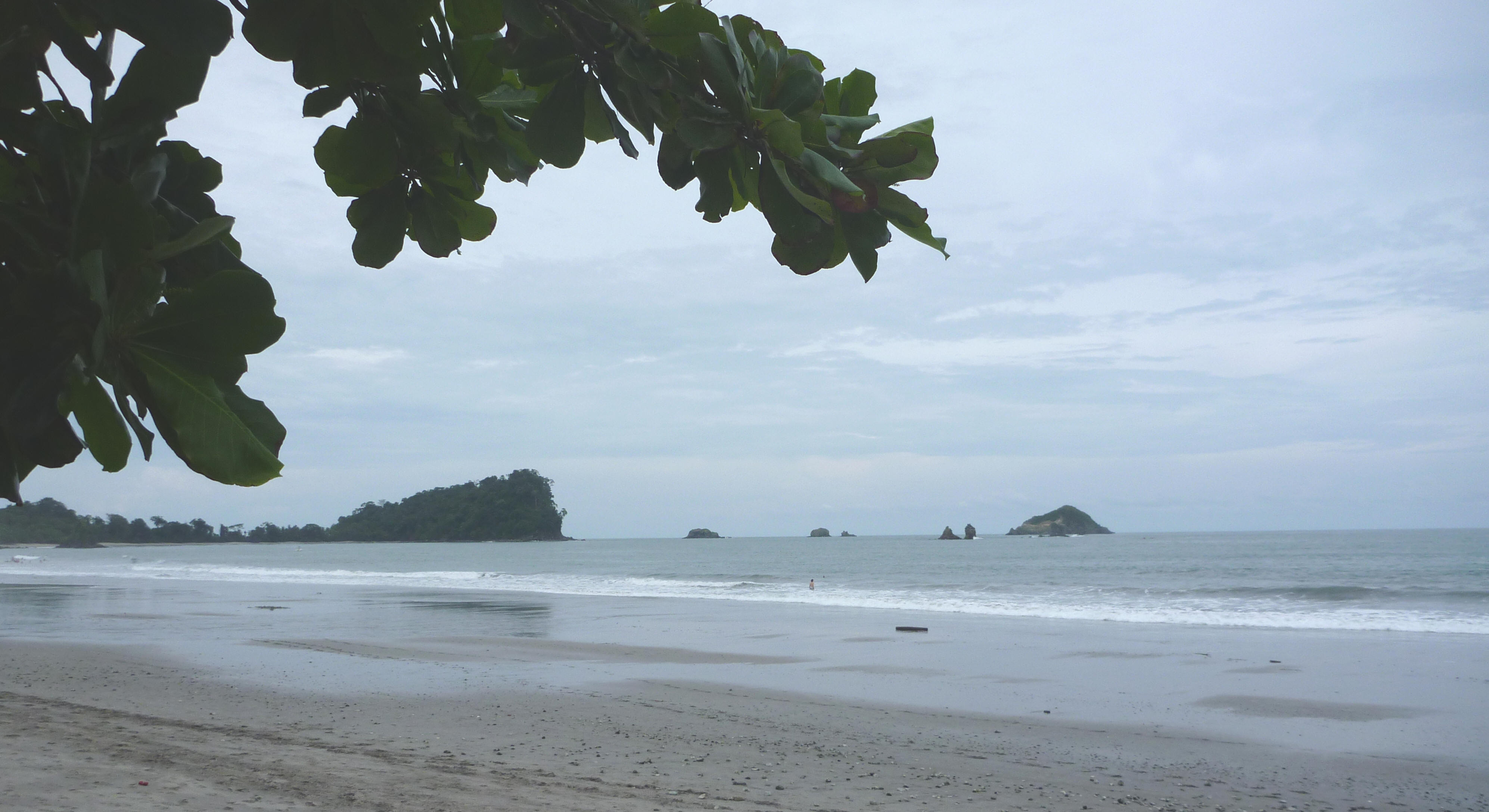 Het strand van Manuel Antonio met bewolkt weer