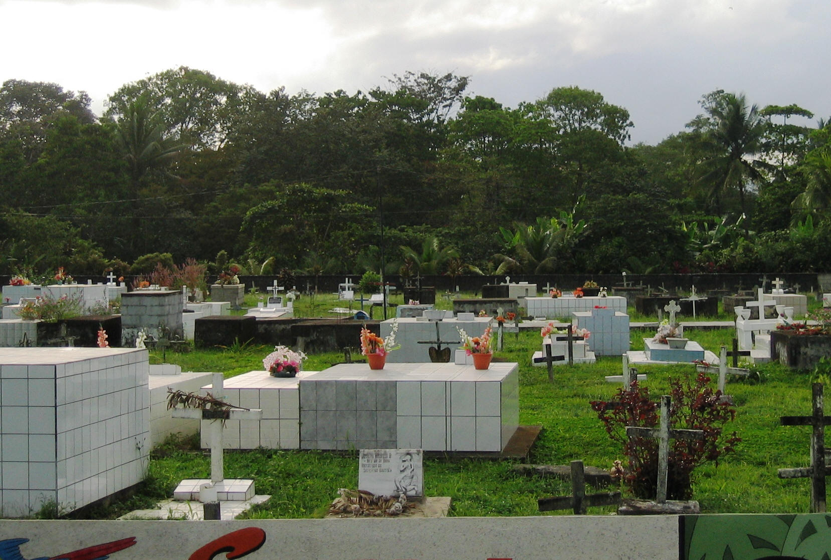 Begraafplaats Puerto Jimenez direct naast vliegveld