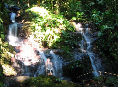 Heerlijk even in het water staan met je rug tegen een waterval