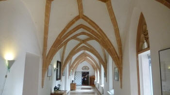 De hal in het voormalig klooster