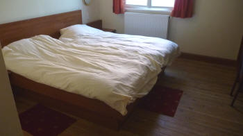 Heerlijk bed, maar krakende houten vloer met vieze matjes