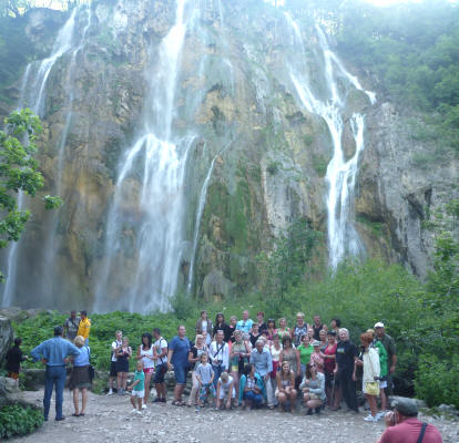 Gezellig. Een hele familie op de foto bij de grootste waterval. 