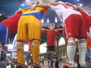 Erg grote voetballers op het Hauptbahnhof